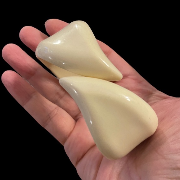 1970s ivory color lucite hinged clamper bracelet bangle - Picture 4 of 4